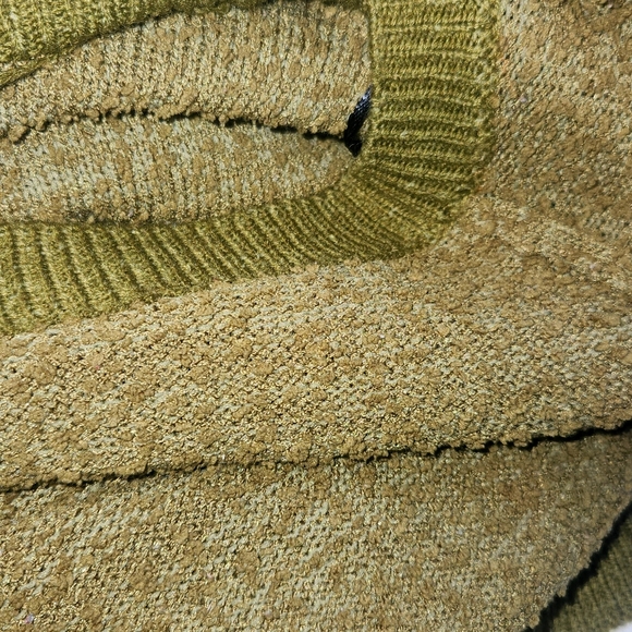 Umgee USA Sweater, Large in size and Olive green color. - Picture 4 of 4